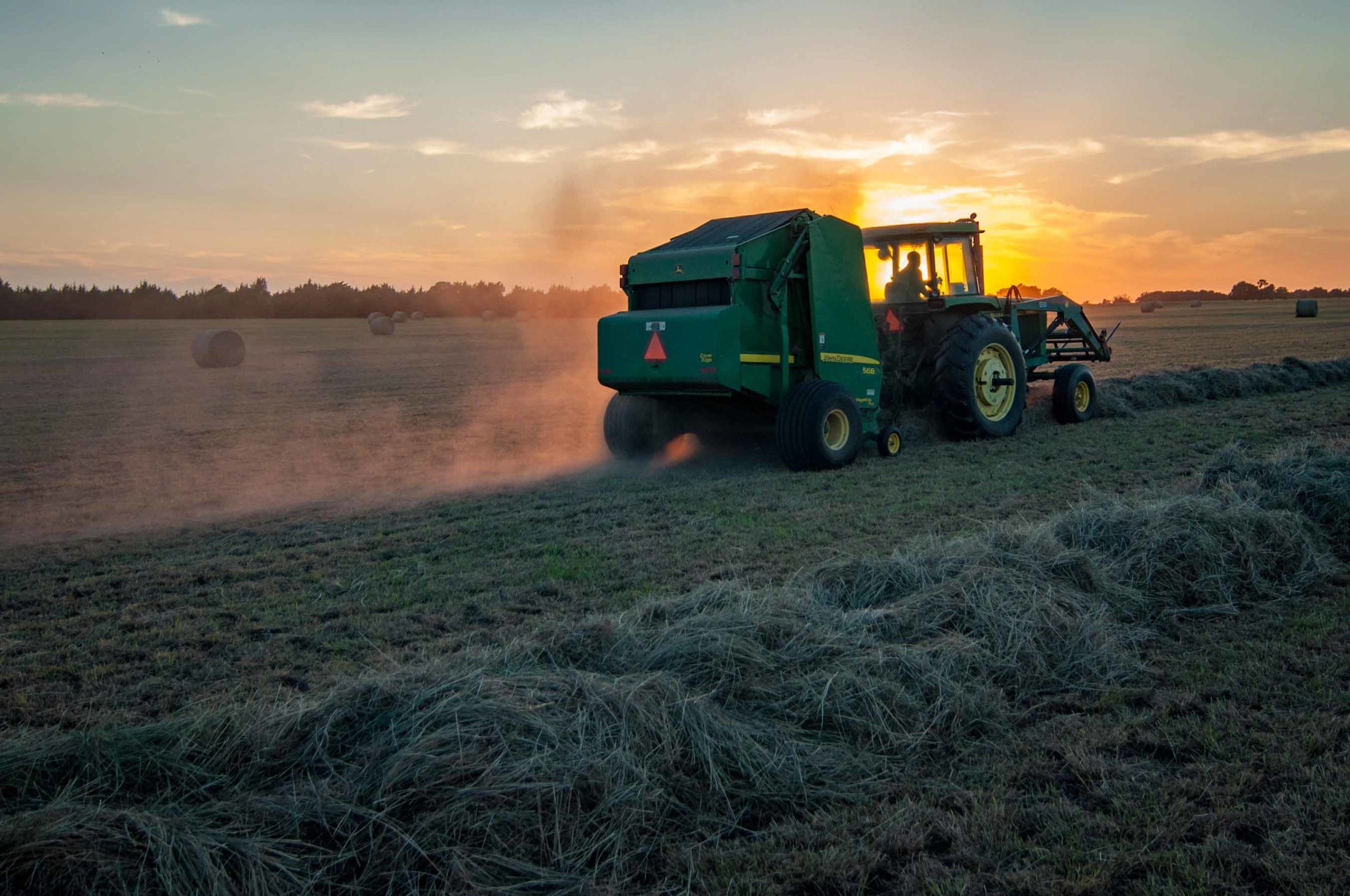 bild-traktor-auf-feld